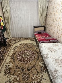 Akurayniy qizlari qoyaman oʻqidigon ishlidigon Johon tillari oldida.