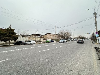 Yoʻl yuzida 2,2 sotix hovli sotiladi