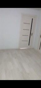 Urganch xiyva yo'lni bo'yidagi 9 qavatli domning 3 qavatidagi 3 xonali