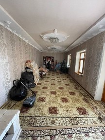 Ховли сотилади.