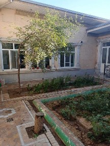 Сдается дом со 2м этажом с мебелью и внутренним двориком.