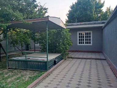 Ҳовли уй сотилади