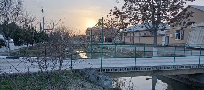 Бизнис учун ховли сотилади. Йулини устида жойлашган. Бизнис учун кулай