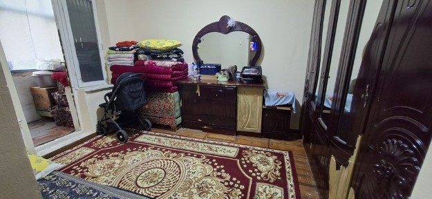 2-m/r da 2 xonali uy, 3-etajda, domni orqasida maktab, bog'cha bor