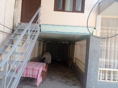 Uy sotiladi 3,7 sotik 7 xonalik