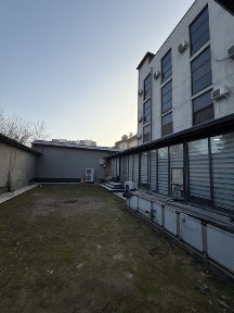 Сдается 1 этаж 300 м2 нежилое помещение в центре.