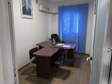 Офис биносининг 1 та хонаси ва катта хонанинг 1 кисми ижарага берилади