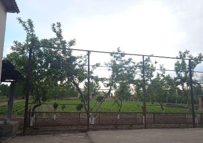 Hovli uy sotiladi