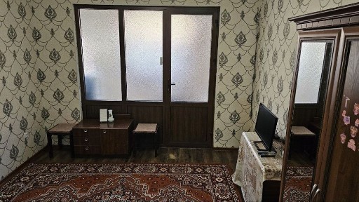Ижара 1 хона Паркент бозори томонда 4 каватли домни 2 каватида хамма