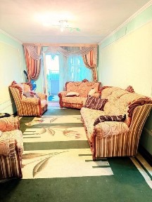 Срочно Продаётся Космонавте 3/3/5 с мебелью техникой ремонта нет !