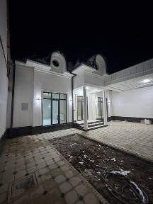 2 qavatli hovli uy yashashka tayyor holatda