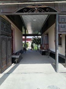 6 so'tiqli hovli sotiladi