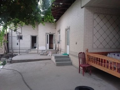 Uy sotiladi yarmi 4.5 sotixdan sal katta