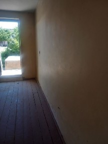 Uy sotiladi 1 etaj narxini kelishamiz kami bor 3 xona