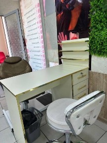 Yangi ochilgan salon tirnoqchi va termament master kere