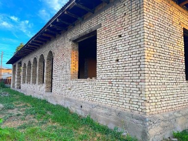 Hovli sotiladi narx kelishilinadi