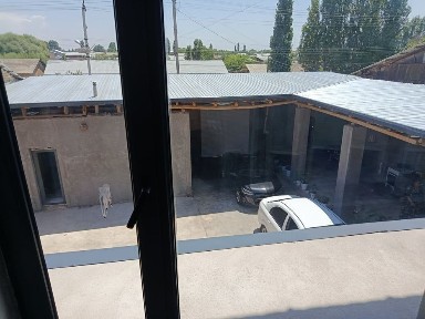 Uy sotiladi 4.5 sotix qibray oktyabr sentralni yol yoqasida