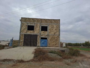 Йул буйидаги нотурар бино
