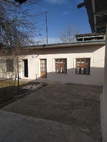 Hovli uy sotiladi