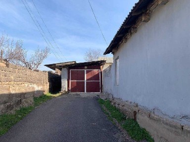 Olmaliq markazida 12 sotix hovli sotiladi
