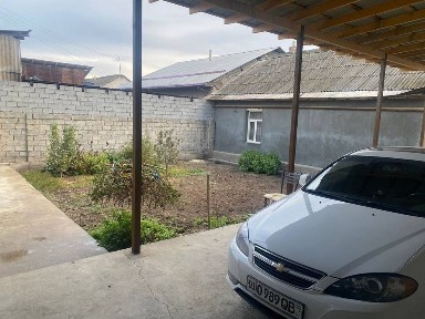 Hovli sotiladi 4sotik 4 xona