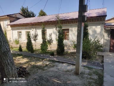 Hovli uy sotiladi