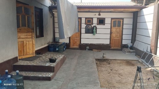 Toshkent tumani Oqtom MFYda 3 xonali hovli uy sotiladi
