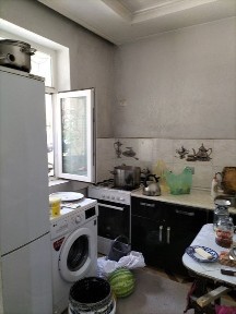2 xonali uy 1 etaj. Yonida 6 etajli mehmonxona ham bor. 130000$.