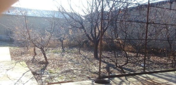 Уч кахрамон постидан 8 км кирганда уй жой сотилади