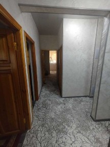 Кора камиш 2/4 4 хона 1 этаж сотилади торец эмас холати яхши