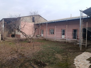 Uy xovli sotiladi