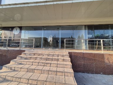 Срочно в центре Ахангарана нежилое помещение вдоль дороги