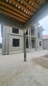 Uch qàvatli uy qum suvoqda 6 sotik pusto Arenday