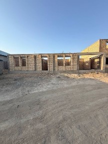 6-sotoxli qurilishi tugallanmagan mo'ljal Bandlik binosi orqasida