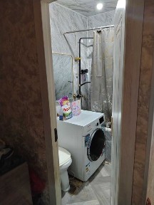 Киргили гулшан да 2 хоналик 3 хона килинган кв срочно сотилади