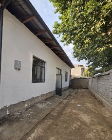 Кибрай тумани Байткургон махалласида 4 хона 3 сотихли уй сотилади.