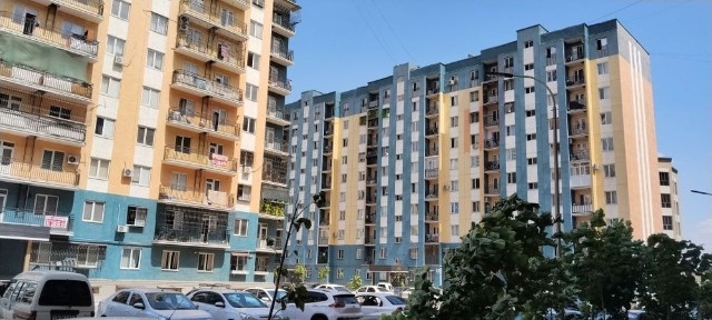 2 xonali uy sotiladi 16 etajli domning 1 etajida jolashgan
