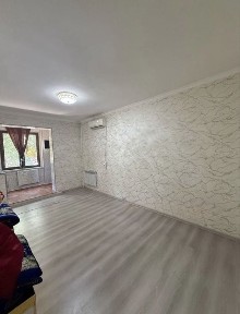 Мирзо Улугбек Эко бозор йонида 2 хона 1-этаж Срочно сотилади