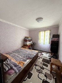 Gulistond shaharda Uy sotiladi 1 chi mavzeda 2 etajli.