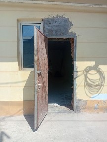 Яшнобадский район Маленький домик вдоль дороги