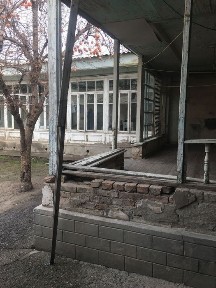 Янгиобод мах. 4 соток 6 хона фасади 16/25 ер хисобида ховли сотилади.