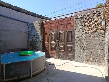 Qoyliq 5massif uy sotiladi