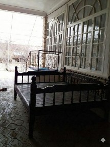 Hovli sotiladi. Markaziy bank orqasidagi hovli