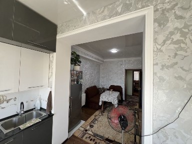 Юнусобод 9 кварталда, (125 кв 4 хонали гиштли) квартира сотилади