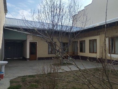 Hovli sotiladi srochna