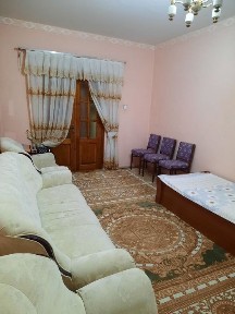 3 хоналик квартирага 4 та студент Киз ижарага куйилади. 75 доллардан
