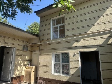 Hovli 4 xona 1 sotih sredniy remont sotiladi