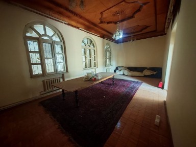 Nazarbek-Xarakat. Remont talab mustahkam hovli sotiladi