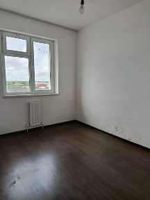 Peshku tumani markazida yangi qurilgan kvartira sotiladi