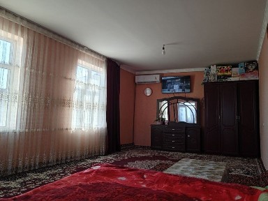 Ховли сотилади 3 сотик. 2та 4га сакиз уйлари бор газ сивет сув доимий